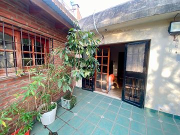 Casa de 3 Dormitorios con Jardín, Patio y Cochera