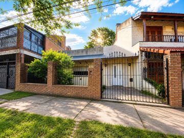 Casa de 3 Dormitorios con Jardín, Patio y Cochera