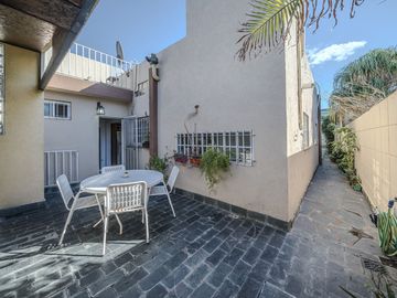 venta casa 3 amb con parque y piscina en caseros
