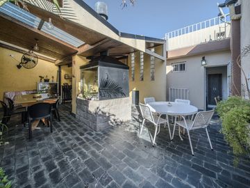 venta casa 3 amb con parque y piscina en caseros