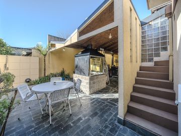 venta casa 3 amb con parque y piscina en caseros