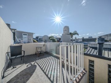 venta casa 3 amb con parque y piscina en caseros