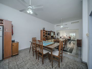 venta casa 3 amb con parque y piscina en caseros