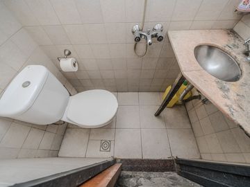 venta casa 3 amb con parque y piscina en caseros