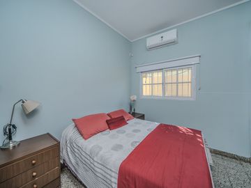 venta casa 3 amb con parque y piscina en caseros