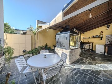 venta casa 3 amb con parque y piscina en caseros