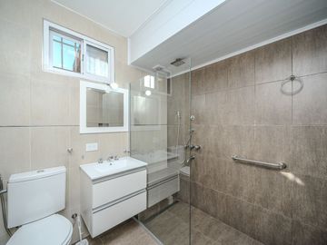 venta casa 3 amb con parque y piscina en caseros