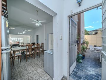 venta casa 3 amb con parque y piscina en caseros