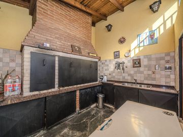 venta casa 3 amb con parque y piscina en caseros