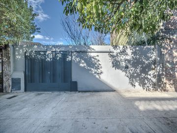 venta casa 3 amb con parque y piscina en caseros