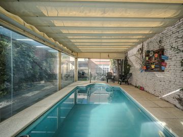 venta casa 3 amb con parque y piscina en caseros
