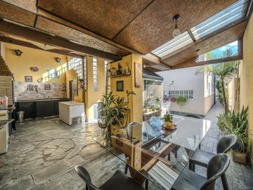 venta casa 3 amb con parque y piscina en caseros