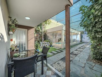 venta casa 3 amb con parque y piscina en caseros