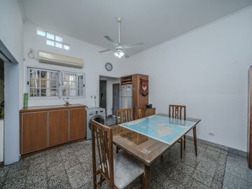 venta casa 3 amb con parque y piscina en caseros