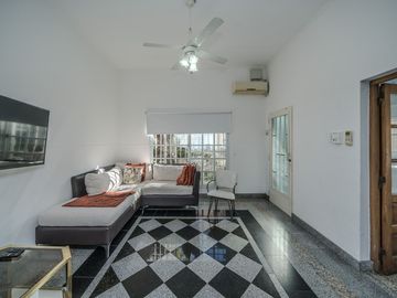 venta casa 3 amb con parque y piscina en caseros