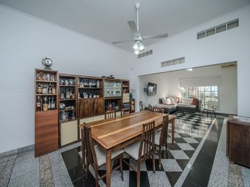 venta casa 3 amb con parque y piscina en caseros