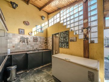 venta casa 3 amb con parque y piscina en caseros