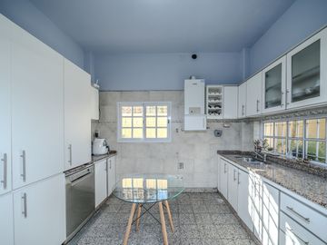 venta casa 3 amb con parque y piscina en caseros
