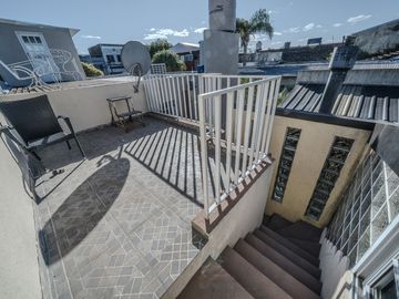 venta casa 3 amb con parque y piscina en caseros