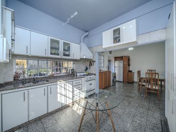 venta casa 3 amb con parque y piscina en caseros