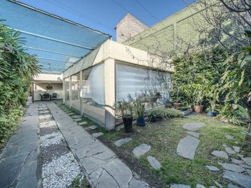 venta casa 3 amb con parque y piscina en caseros