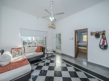 venta casa 3 amb con parque y piscina en caseros