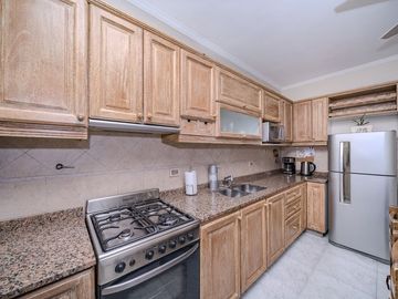 TRIPLEX 4 AMBIENTES CON COCHERA Y PILETA - CASEROS