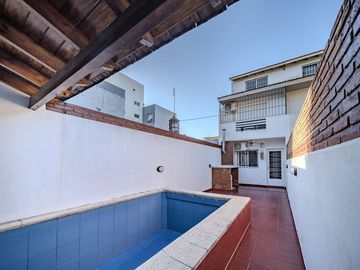 TRIPLEX 4 AMBIENTES CON COCHERA Y PILETA - CASEROS