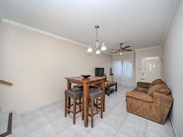 TRIPLEX 4 AMBIENTES CON COCHERA Y PILETA - CASEROS