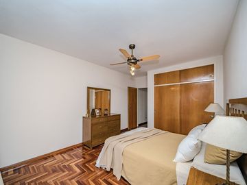 TRIPLEX 4 AMBIENTES CON COCHERA Y PILETA - CASEROS