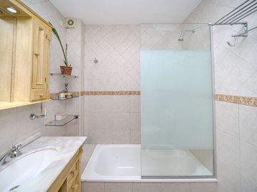 TRIPLEX 4 AMBIENTES CON COCHERA Y PILETA - CASEROS