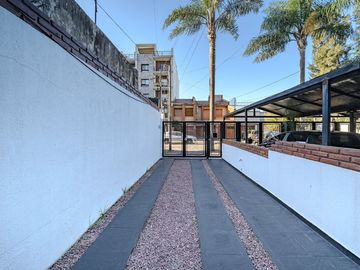 TRIPLEX 4 AMBIENTES CON COCHERA Y PILETA - CASEROS