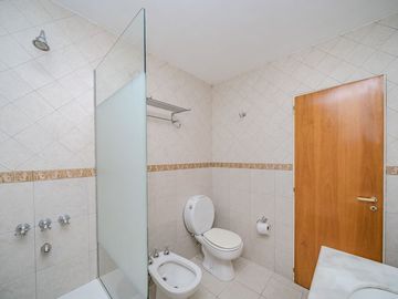 TRIPLEX 4 AMBIENTES CON COCHERA Y PILETA - CASEROS