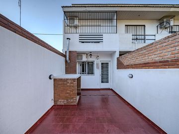 TRIPLEX 4 AMBIENTES CON COCHERA Y PILETA - CASEROS