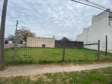 LOTE EN ESQUINA - Falcon esquina Montevideo