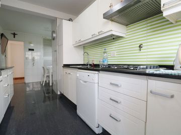 VENTA 4 AMBIENTES + DEPENDENCIA C/ COCHERA FLORES