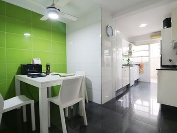 VENTA 4 AMBIENTES + DEPENDENCIA C/ COCHERA FLORES