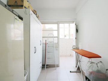 VENTA 4 AMBIENTES + DEPENDENCIA C/ COCHERA FLORES