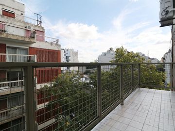 VENTA 4 AMBIENTES + DEPENDENCIA C/ COCHERA FLORES
