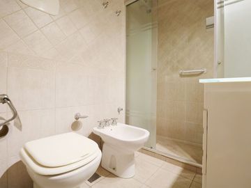 VENTA 4 AMBIENTES + DEPENDENCIA C/ COCHERA FLORES