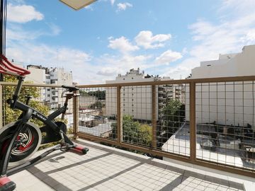 VENTA 4 AMBIENTES + DEPENDENCIA C/ COCHERA FLORES