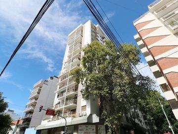 VENTA 4 AMBIENTES + DEPENDENCIA C/ COCHERA FLORES