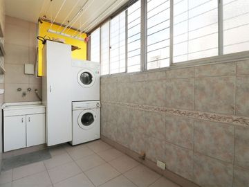 VENTA 4 AMBIENTES + DEPENDENCIA C/ COCHERA FLORES