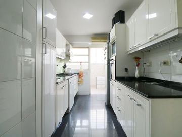 VENTA 4 AMBIENTES + DEPENDENCIA C/ COCHERA FLORES