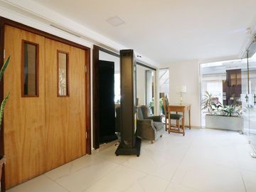 VENTA 4 AMBIENTES + DEPENDENCIA C/ COCHERA FLORES