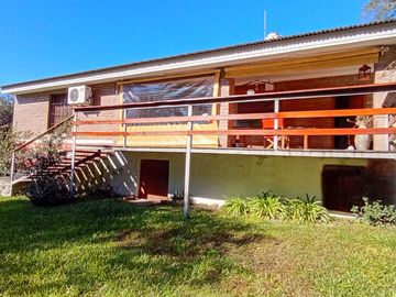 Venta - Casa de Categoría en Villa Los Aromos