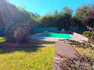 Venta - Casa de Categoría en Villa Los Aromos