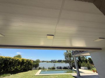 Casa en venta y alquiler anual al lago de 6 ambientes en El Canton  Islas