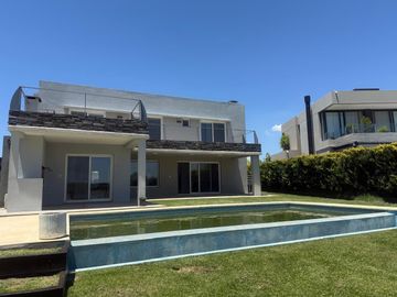 Casa en venta y alquiler anual al lago de 6 ambientes en El Canton  Islas