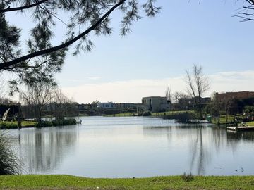 Casa en venta y alquiler anual al lago de 6 ambientes en El Canton  Islas